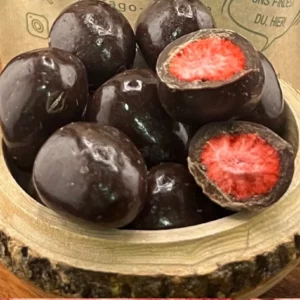 Gefriergetrocknete Erdbeeren in Zartbitterschokolade / Hinweis beachten!