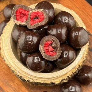 Gefriergetrocknete Himbeeren in Zartbitterschokolade / Hinweis beachten!